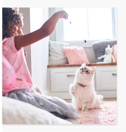 Pige leger med en killing